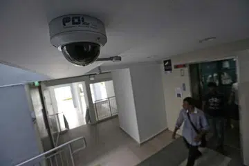 Kamera polis di sebuah lobi lif di sebuah blok HDB di Pasir Ris.