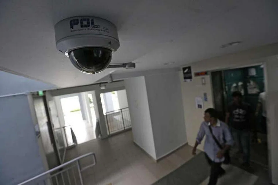 Kamera polis di sebuah lobi lif di sebuah blok HDB di Pasir Ris.