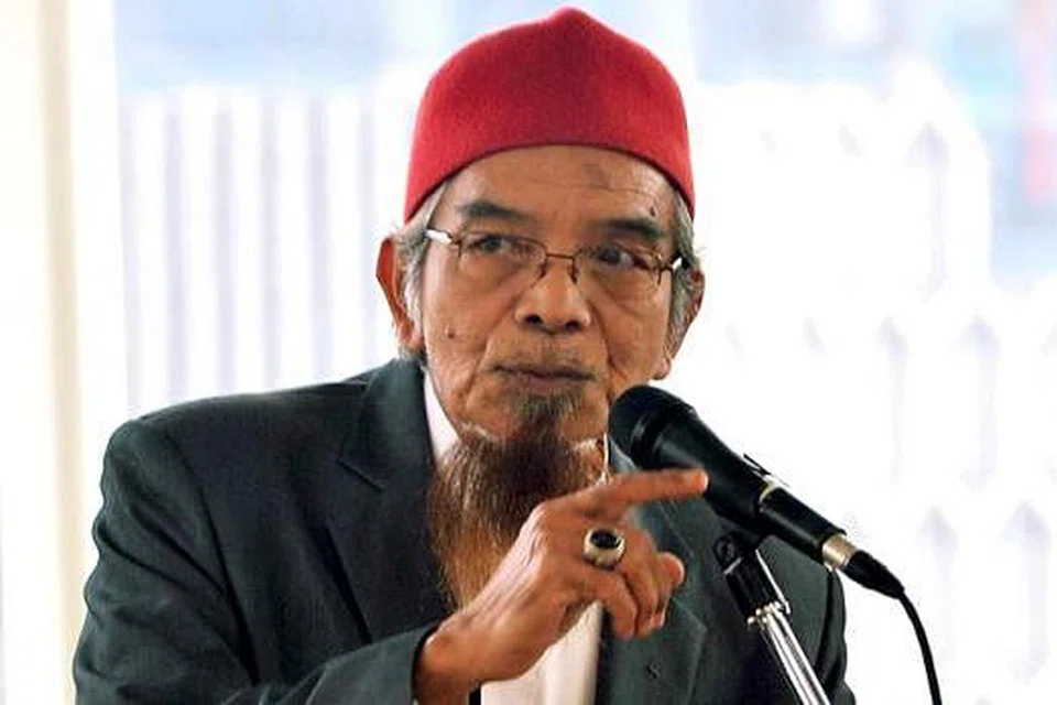 TOKOH BUDAYA MELAYU DARI THAILAND: Dr Hamiding Sanor menyampaikan kuliah sastera bandingan mengenai kesusasteraan kitab di bangunan Lembaga Perpustakaan Negara (NLB) pada 14 Nov lalu. Sastera kitab merupakan genre sastera yang pertama berkembang pesat dengan kewujudan kerajaan Melayu Islam di Alam Melayu. - Foto KHALID BABA