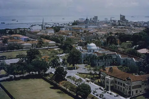 SINGKAP SEJARAH: Pemandangan Stamford Road menghadap pelabuhan, dengan Muzium Negara dan bangunan lama YMCA di sebelah kanan, serta Katedral St Andrew dan bangunan Mahkamah Agung di latar belakang. Gambar dirakam pada akhir 1950-an, sebelum pembinaan bangunan Perpustakaan Negara di Stamford Road.