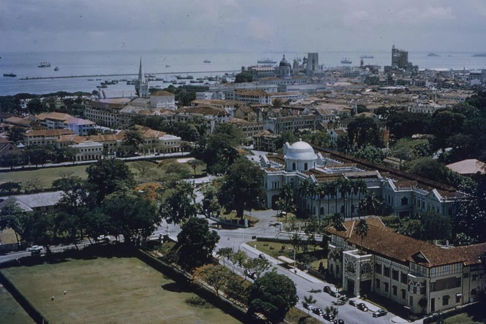 SINGKAP SEJARAH: Pemandangan Stamford Road menghadap pelabuhan, dengan Muzium Negara dan bangunan lama YMCA di sebelah kanan, serta Katedral St Andrew dan bangunan Mahkamah Agung di latar belakang. Gambar dirakam pada akhir 1950-an, sebelum pembinaan bangunan Perpustakaan Negara di Stamford Road.