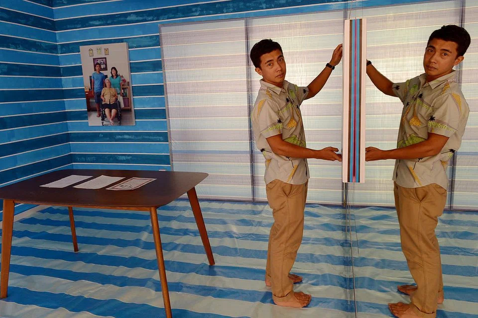 TEROKA KERJA SENI EKSPERIMENTAL: Encik Hafiz Osman seronok dan teruja mengubah suai flat empat bilik sepasang suami isteri di Potong Pasir dengan hiasan kain tarpaulin dan palitan cat sedondon berwarna biru, sebagai simbol kejiranan yang sering melalui kerja binaan.