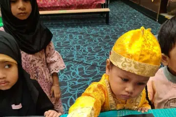 BUKAN HANYA ILMU AKADEMIK: Pelajar Prasekolah Masjid Ar-Raudhah didedahkan dengan kepelbagaian kaum dan budaya semasa sambutan Keharmonian Kaum yang diadakan pada 20 Julai lalu di Masjid Ar-Raudhah.