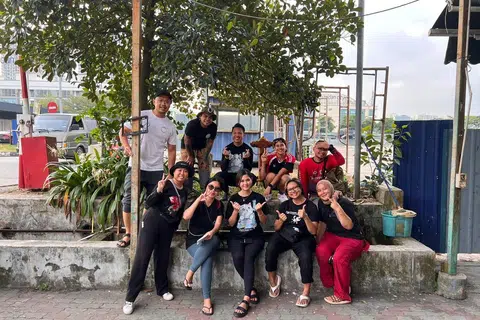 DEMI KUCING: Cik Amira (barisan depan, dua dari kiri) bersama relawan Project Help Meow di Johor Bahru.