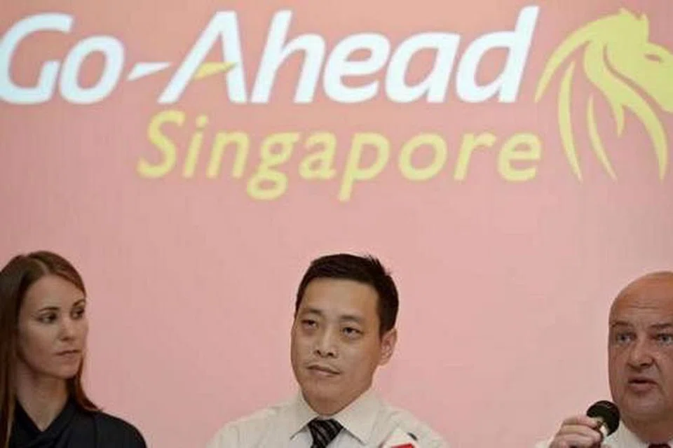 GAJI LEBIH LUMAYAN: (Dari kiri) Cik Margaret Fowler, Encik Wang Poon Liang dan Encik Nigel Wood selepas menandatangani memorandum persefahaman (MOU) di antara Go-Ahead Singapore dengan NTWU semalam. - Foto THE STRAITS TIMES