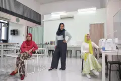 PERNIAGAAN KELUARGA: Cik Rabiatuladawiyah (tengah), bersama ibunya Cik Latifah Suradi (kiri), and mak ciknya Cik Khai Suradi (kanan), berharap dapat menyediakan platform untuk memperkasa wanita melalui program-program yang ditawarkan oleh Alfya Atelier. - Foto BH oleh KEVIN LIM
