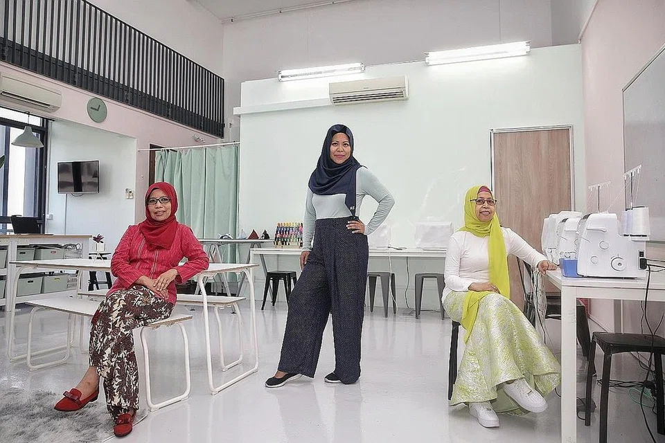 PERNIAGAAN KELUARGA: Cik Rabiatuladawiyah (tengah), bersama ibunya Cik Latifah Suradi (kiri), and mak ciknya Cik Khai Suradi (kanan), berharap dapat menyediakan platform untuk memperkasa wanita melalui program-program yang ditawarkan oleh Alfya Atelier. - Foto BH oleh KEVIN LIM