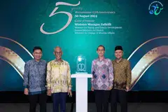 (Dari kiri) Timbalan Pengarah Kanan ROMM dan Mahkamah Syariah, Encik Imran Mohamed; Menteri Bertanggungjawab bagi Ehwal Masyarakat Islam, Encik Masagos Zulkifli Masagos Mohamad; Menteri Negara (Ehwal Dalam Negeri merangkap Pembangunan Negara), Profesor Madya Dr Muhammad Faishal Ibrahim; dan Pendaftar ROMM, Ustaz Nor Razak Bakar, sama-sama melancarkan logo baru program ‘Bersamamu’ semasa majlis ulang tahun kelima program itu di Hotel Equarius, Sentosa pada 30 Ogos.