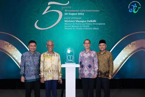 (Dari kiri) Timbalan Pengarah Kanan ROMM dan Mahkamah Syariah, Encik Imran Mohamed; Menteri Bertanggungjawab bagi Ehwal Masyarakat Islam, Encik Masagos Zulkifli Masagos Mohamad; Menteri Negara (Ehwal Dalam Negeri merangkap Pembangunan Negara), Profesor Madya Dr Muhammad Faishal Ibrahim; dan Pendaftar ROMM, Ustaz Nor Razak Bakar, sama-sama melancarkan logo baru program ‘Bersamamu’ semasa majlis ulang tahun kelima program itu di Hotel Equarius, Sentosa pada 30 Ogos.