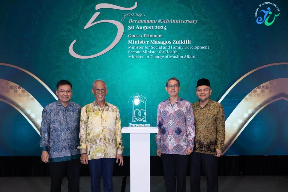 (Dari kiri) Timbalan Pengarah Kanan ROMM dan Mahkamah Syariah, Encik Imran Mohamed; Menteri Bertanggungjawab bagi Ehwal Masyarakat Islam, Encik Masagos Zulkifli Masagos Mohamad; Menteri Negara (Ehwal Dalam Negeri merangkap Pembangunan Negara), Profesor Madya Dr Muhammad Faishal Ibrahim; dan Pendaftar ROMM, Ustaz Nor Razak Bakar, sama-sama melancarkan logo baru program ‘Bersamamu’ semasa majlis ulang tahun kelima program itu di Hotel Equarius, Sentosa pada 30 Ogos.