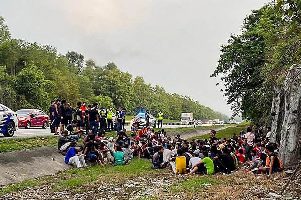 DITANGKAP SEMULA: Pihak berkuasa telah menahan semula 357 daripada lebih 500 tahanan Rohingya yang melarikan diri dari sebuah pusat tahanan di Pulau Pinang, menurut polis Kedah. - Foto EPA-EFE