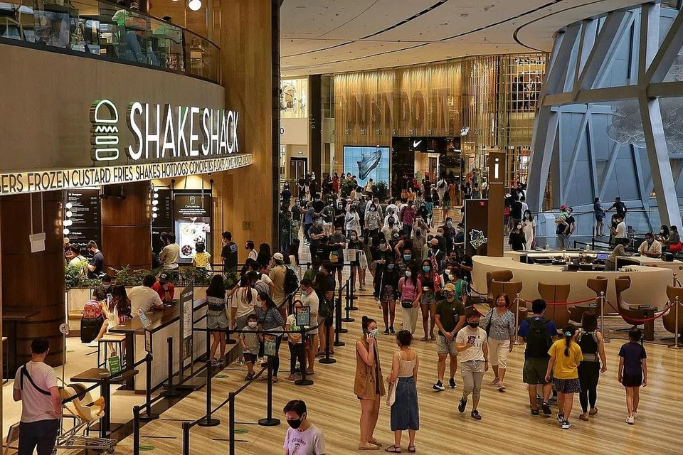 LEBIH RAMAI PENGUNJUNG DIJANGKA: Jewel Lapangan Terbang Changi menjangkakan lebih ramai pengunjung hujung minggu ini memandangkan terdapat peraturan lawatan rumah yang lebih ketat sempena perayaan Tahun Baru Cina. - Foto fail