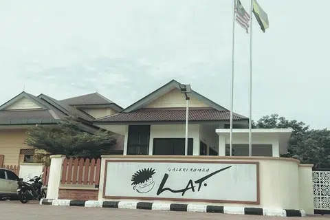 Peminat siri kartun, Kampung Boy, karya Datuk Lat, boleh mengunjungi Galeri Rumah Lat, di Batu Gajah, Perak, untuk melihat pameran karya kartunis terkenal itu secara dekat.
