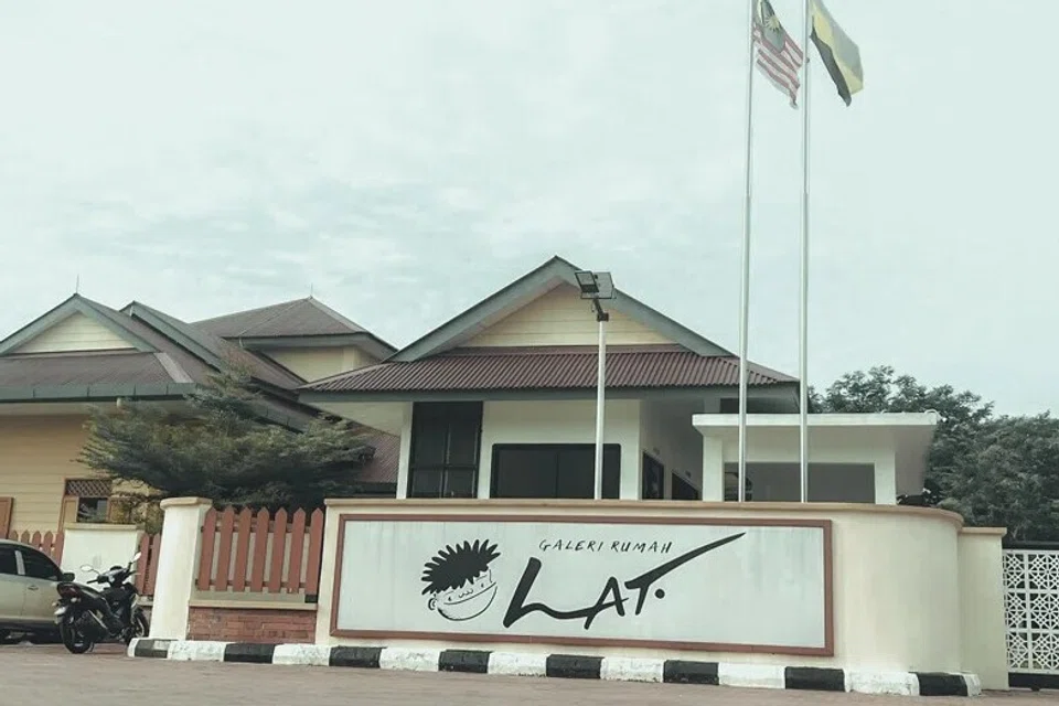 Peminat siri kartun, Kampung Boy, karya Datuk Lat, boleh mengunjungi Galeri Rumah Lat, di Batu Gajah, Perak, untuk melihat pameran karya kartunis terkenal itu secara dekat.