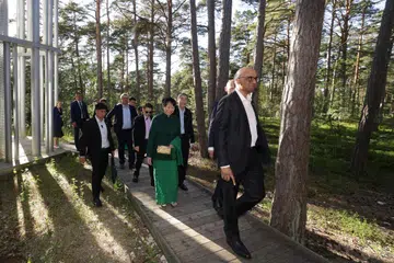 Presiden Tharman Shanmugaratnam (depan) bersama isterinya Puan Jane Ittogi (di belakangnya) mengadakan lawatan di Pusat  Arvo Part di Tallinn, Estonia, pada 26 Jun.