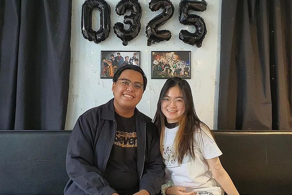 BIMBANG TENTANG MASA DEPAN: Muhammad Danial Mohamed Khalid (kiri) dan Livia Soh Xinqiao (kanan) bekerja keras untuk melancarkan bisnes barangan K-pop mereka menerusi platform Instagram dan juga di acara kafe yang mereka adakan. - Foto oleh HANA CHEN