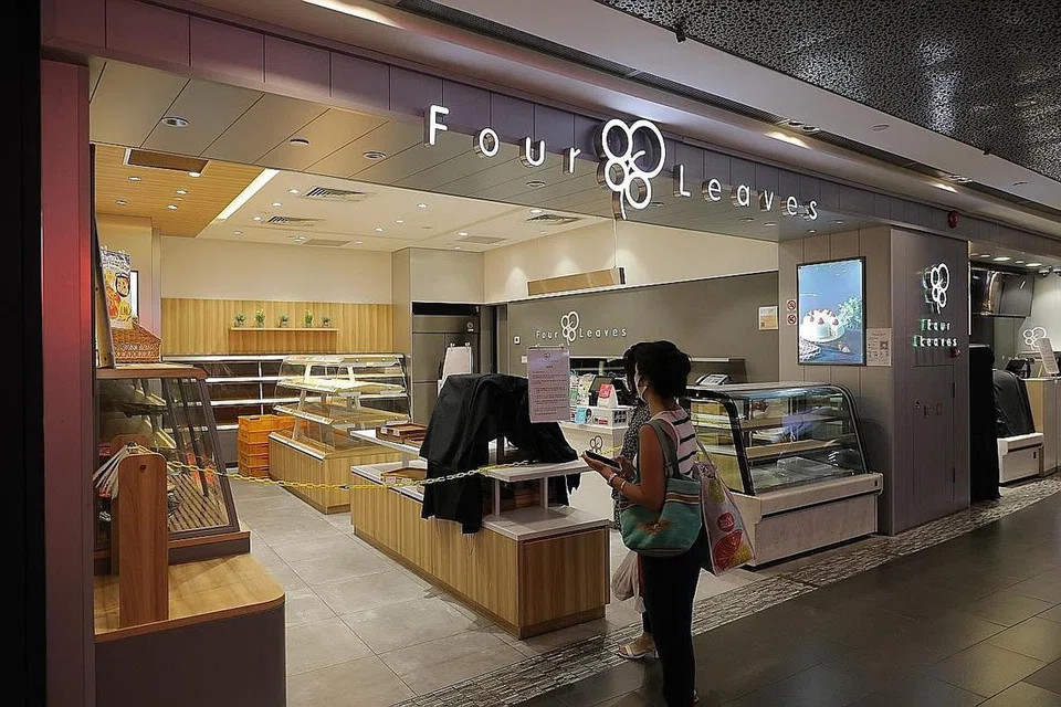 DITUTUP: Cawangan Four Leaves di Ion Orchard ditutup sementara setelah pembantu runcit yang bekerja di sana disahkan sebagai kes Covid-19. Semua kakitangan di cawangan itu telah dikuarantin. - Foto BH oleh ONG WEE JIN