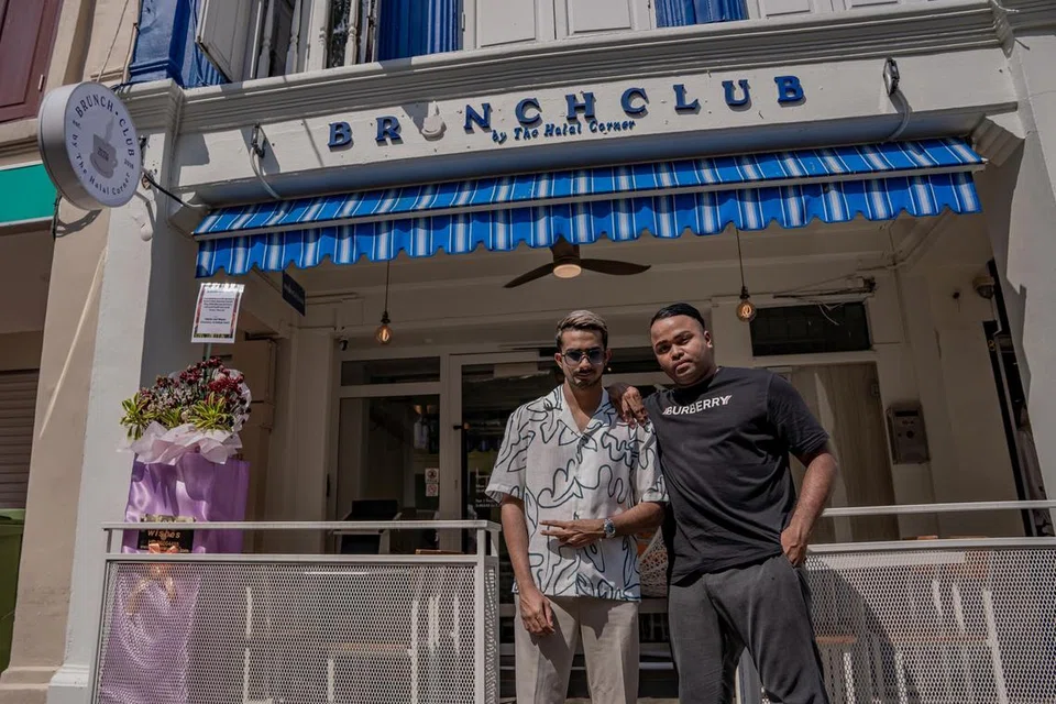 CAPAI IMPIAN: Encik Muhammad Asyraf Mohamed Rasheed (kiri) dan Encik Kaleemullah Saffarullah merupakan usahawan muda yang bertekad menawarkan hidangan bermutu tinggi dengan harga berpatutan di Brunch Club by The Halal Corner di Jalan Pisang. 