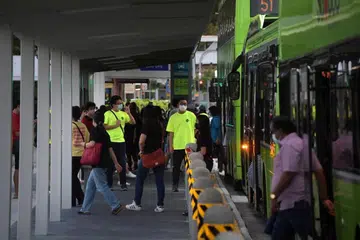 KURSUS PERCUMA: Penumpang dengan isu mobiliti boleh berlatih menaiki dan menuruni bas di pusat tukaran bas Jurong East yang dipindahkan menerusi satu kursus percuma di pusat tukaran bas Jurong East yang dipindahkan sejak Disember tahun lalu, - Foto BH oleh ALPHONSUS CHERN 