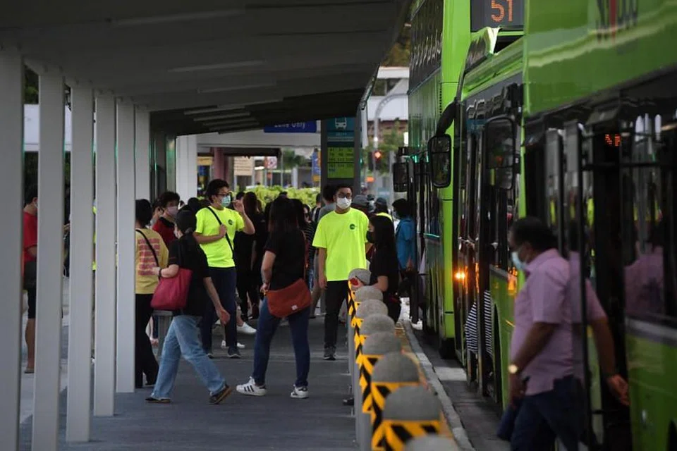 KURSUS PERCUMA: Penumpang dengan isu mobiliti boleh berlatih menaiki dan menuruni bas di pusat tukaran bas Jurong East yang dipindahkan menerusi satu kursus percuma di pusat tukaran bas Jurong East yang dipindahkan sejak Disember tahun lalu, - Foto BH oleh ALPHONSUS CHERN 