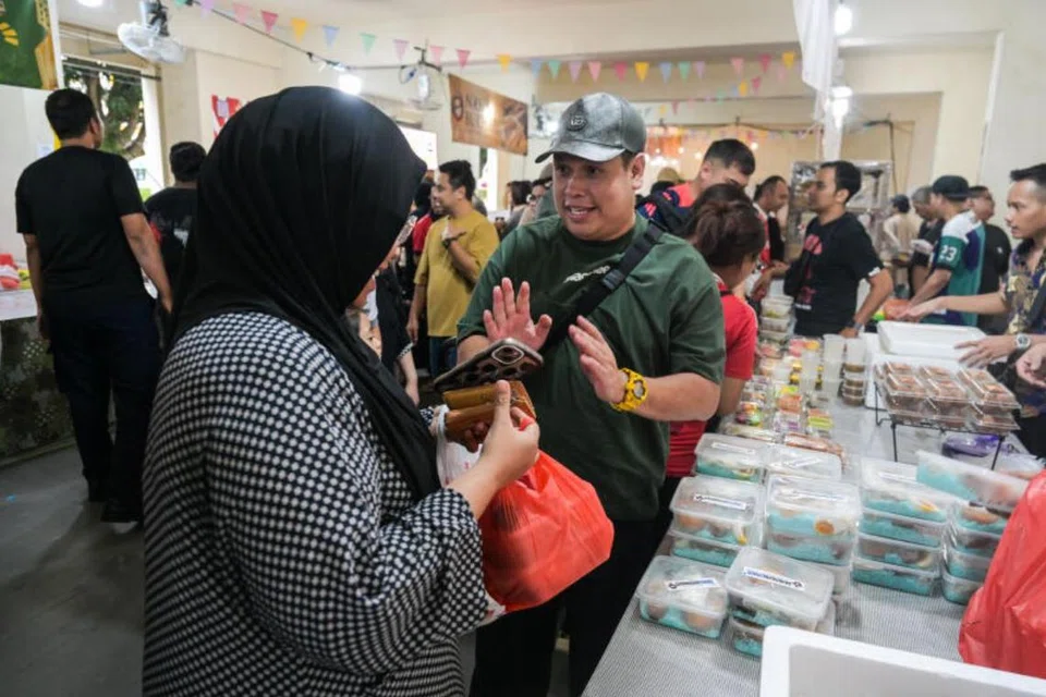 Pelawak Malaysia, Shuk Sahar, kelihatan sedang beramah mesra dengan pelanggan yang berkunjung ke gerai ‘Saudagar Kerabu’.