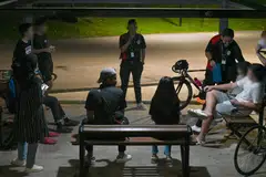 Sekumpulan relawan IM Volunteers Network SG (berpakaian baju polo hitam) menjalankan rondaan di kawasan Woodlands pada Jun 2023 untuk menyebarkan mesej antidadah kepada belia yang beriadah di situ.