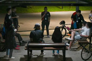 Sekumpulan relawan IM Volunteers Network SG (berpakaian baju polo hitam) menjalankan rondaan di kawasan Woodlands pada Jun 2023 untuk menyebarkan mesej antidadah kepada belia yang beriadah di situ.