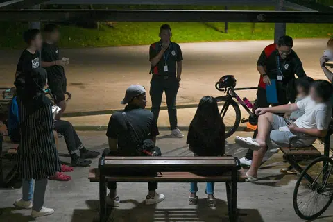 Sekumpulan relawan IM Volunteers Network SG (berpakaian baju polo hitam) menjalankan rondaan di kawasan Woodlands pada Jun 2023 untuk menyebarkan mesej antidadah kepada belia yang beriadah di situ.