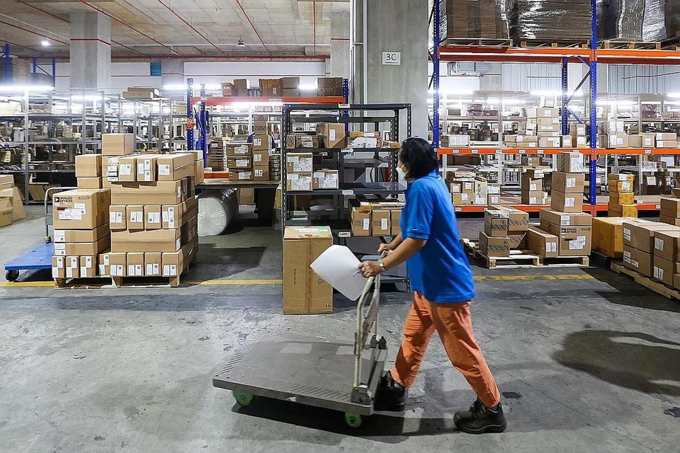 TARIK LEBIH RAMAI WANITA: Bok Seng Logistics merupakan salah satu daripada 10 syarikat dalam sektor logistik dan rantaian bekalan yang memeterai Memorandum Persefahaman (MOU) dengan gerakan pekerja minggu ini, antara lain bagi melaksana dasar tempat kerja yang progresif, menyemak aturan kerja fleksibel dan menyediakan latihan bagi pekerja wanita menyertai pekerjaan dalam sektor tersebut.