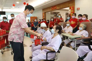 Menteri Kesihatan, Encik Ong Ye Kung mengagihkan cenderahati kepada pesakit dan kakitangan ketika mengunjungi Hospital Tan Tock Seng  sempena Tahun Baru China pada 10 Februari.