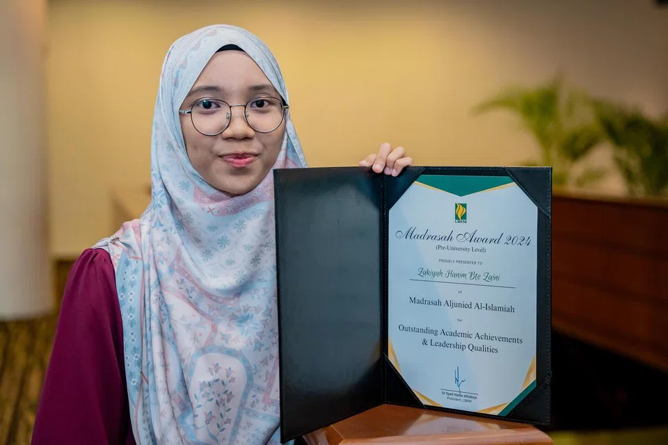 Cik Zakiyah Hanim Zaini memenangi Anugerah Madrasah LBKM bagi kategori prauniversiti.