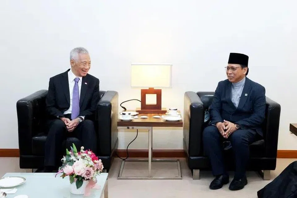 Menteri Kanan, Encik Lee Hsien Loong (kiri), bertemu dengan Menteri di Jabatan Perdana Menteri Brunei (Keselamatan dan Undang-Undang), Encik Sufian Sabtu, di Bandar Seri Begawan pada 14 Julai.