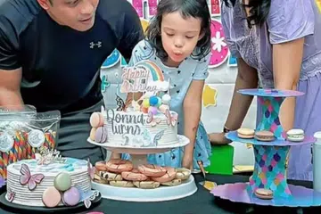 Faizal Rahman (kiri) menyambut hari lahir anak tunggalnya, Donna Ferdella (tengah). dengan isteri tersayang, Dawn Prima Ria (kanan).