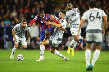 WIRA INSPIRASI: Kapten Crystal Palace, Wilfried Zaha (dua dari kiri), beraksi cemerlang termasuk menyumbatkan gol kemenangan pasukannya ke atas Wolves. - Foto REUTERS