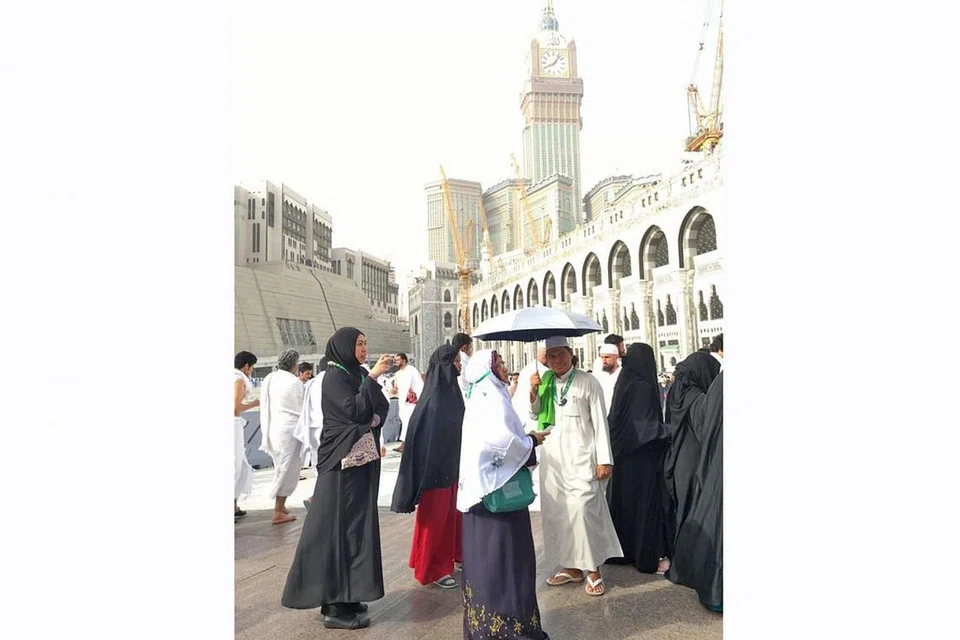 CUACA PANAS: Payung memang menjadi "bekalan" jemaah semasa mengerjakan ibadah umrah pada Ramadan memandangkan cuaca yang agak panas semasa pertengahan tahun. - Foto SHAHIDAH TRAVEL & TOURS PTE LTD
