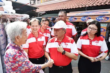 Calon Parti Kemajuan Singapura (PSP) bagi GRC West Coast-Jurong West, (dari kanan) Naib Pengerusi Pertama PSP, Cik Hazel Poa; Pengerusi PSP, Dr Tan Cheng Bock; Encik Sani Ismail; Encik Sumarleki Amjah dan Setiausaha Agung PSP, Encik Leong Mun Wai, menyapa penduduk semasa sesi lawatan di sekitar Blok 964, Jurong West Street 91, pada 30 April.