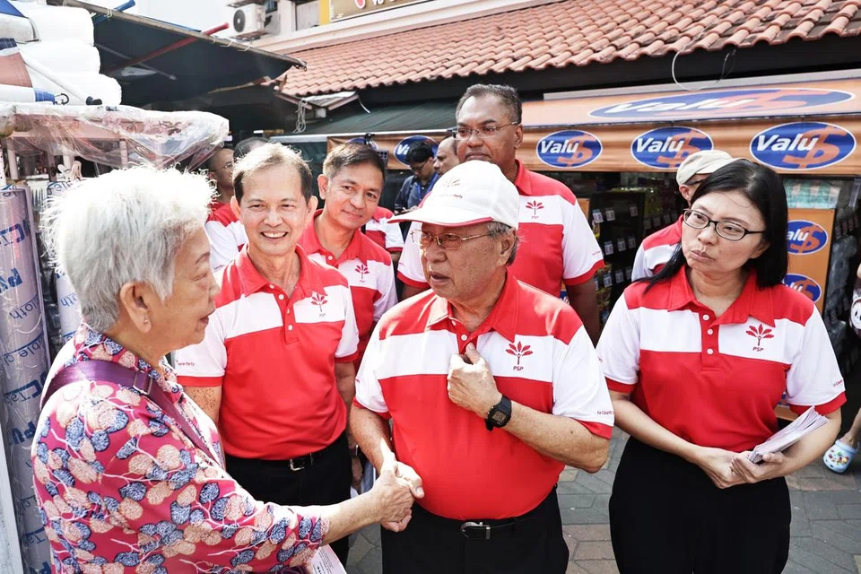 Calon Parti Kemajuan Singapura (PSP) bagi GRC West Coast-Jurong West, (dari kanan) Naib Pengerusi Pertama PSP, Cik Hazel Poa; Pengerusi PSP, Dr Tan Cheng Bock; Encik Sani Ismail; Encik Sumarleki Amjah dan Setiausaha Agung PSP, Encik Leong Mun Wai, menyapa penduduk semasa sesi lawatan di sekitar Blok 964, Jurong West Street 91, pada 30 April.