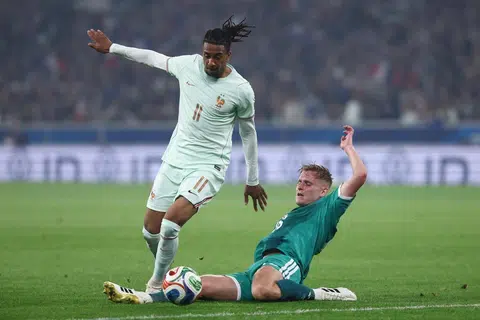 Pemain jentera serangan Perancis, Michael Olise (kiri) sering kali dilihat sebagai pelengkap barisan serangan mereka, kerana beliau bukan sahaja mampu menjaringkan gol , malah bijak mencari bantuan gol untuk rakan sepasukannya.