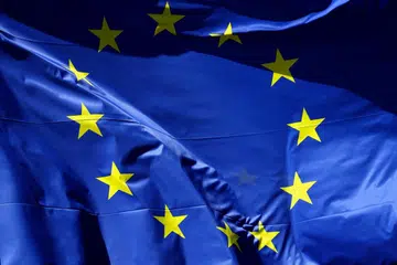 Bendera Kesatuan Eropah (EU) berkibar di luar ibu pejabat Suruhanjaya Eropah di Brussels, Belgium, pada 29 April 2026. Parlimen Eropah pada 8 Oktober meluluskan resolusi yang menggesa tindakan lebih tegas terhadap pengaruh gerakan politik Islam politik, khususnya rangkaian Ikhwanul Muslimin, termasuk memperketat pemantauan pembiayaan pertubuhan yang dikaitkan dengan gerakan itu serta menilai kemungkinan memasukkan individu dan organisasi tertentu dalam senarai pengganas