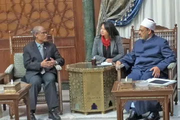 KONGSI VISI SINGAPURA: Encik Masagos Zulkifli (kiri) berkongsi usaha Muis menyokong pembangunan asatizah bersama Imam Besar Universiti Al-Azhar, Dr Ahmed Al-Tayyeb (kanan). - Foto BH oleh SUHAIMI MOHSEN