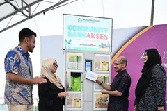 Setiausaha Parlimen Kanan (Pendidikan merangkap Pembangunan Negara), Dr Syed Harun Alhabsyi (dua dari kanan), bersama (dari kiri) Presiden Persatuan Muhammadiyah, Ustaz Muhammad Azri Azman; Pengarah Asyura Pte Ltd, Cik Norhuda Rabani; dan Setiausaha Agung merangkap Ketua Pegawai Eksekutif Persatuan Muhammadiyah, Cik Roszanah Abdul Salim. semasa acara pengagihan habuan zakat  Muhammadiyah dan pelancaran AKSES Bank Komuniti Muhammadiyah pada 14 Mac.  