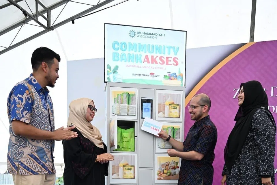 Setiausaha Parlimen Kanan (Pendidikan merangkap Pembangunan Negara), Dr Syed Harun Alhabsyi (dua dari kanan), bersama (dari kiri) Presiden Persatuan Muhammadiyah, Ustaz Muhammad Azri Azman; Pengarah Asyura Pte Ltd, Cik Norhuda Rabani; dan Setiausaha Agung merangkap Ketua Pegawai Eksekutif Persatuan Muhammadiyah, Cik Roszanah Abdul Salim. semasa acara pengagihan habuan zakat  Muhammadiyah dan pelancaran AKSES Bank Komuniti Muhammadiyah pada 14 Mac.  