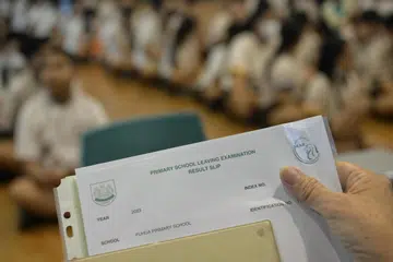 Mereka yang tidak dapat mengambil keputusan dari sekolah secara peribadi boleh melantik wakil untuk berbuat demikian bagi pihak mereka selewat-lewatnya pada 22 November.