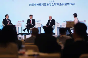 BINCANG SUMBANGAN MENDIANG LEE: Sesi dialog di Hotel Ritz-Carlton melibatkan  (mulai dua dari kanan) mantan Perdana Menteri Australia, Encik John Howard; Timbalan Perdana Menteri, Encik Heng Swee Keat; dan mantan Presiden dari Taiwan, Encik Ma Ying-Jeou.