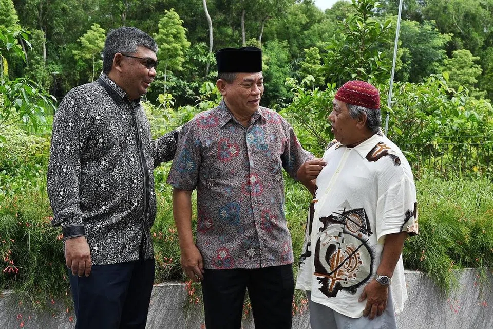 KEKAL BERTAHAN: Anggota badan khairat Persatuan Kebajikan Masyarakat Islam Singapura (TMCBAS) termasuk (dari kiri) Encik Darulhisham Dahalan, Encik Mohamed Yahaya Kadri dan Encik Zakaria Hassan. - Foto BH oleh KHALID BABA