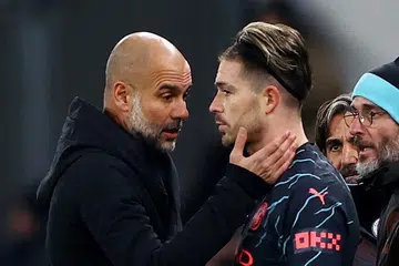 Pengurus Manchester City, Pep Guardiola (kiri), tidak berpuas hati dengan prestasi pemain tengah beliau, Jack Grealish, dan ingin pemain itu mempertingkatkan prestasinya sebelum dibenarkan untuk kembali ke barisan utama City.