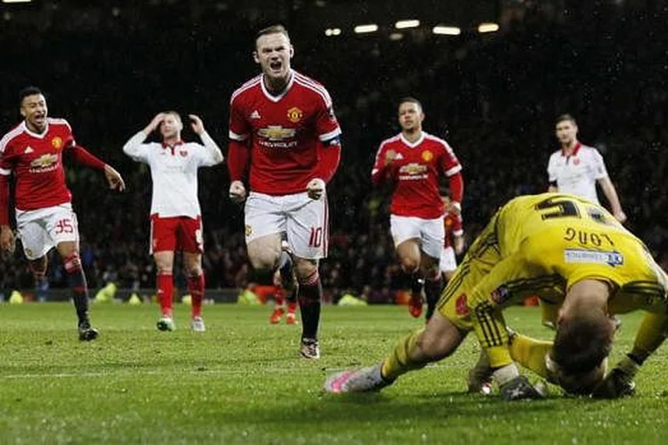 GOL PENYELAMAT: Kapten Wayne Rooney meraikan kejayaannya memperdayakan penjaga gawang Sheffield bagi gol kemenangan pasukannya. - Foto REUTERS