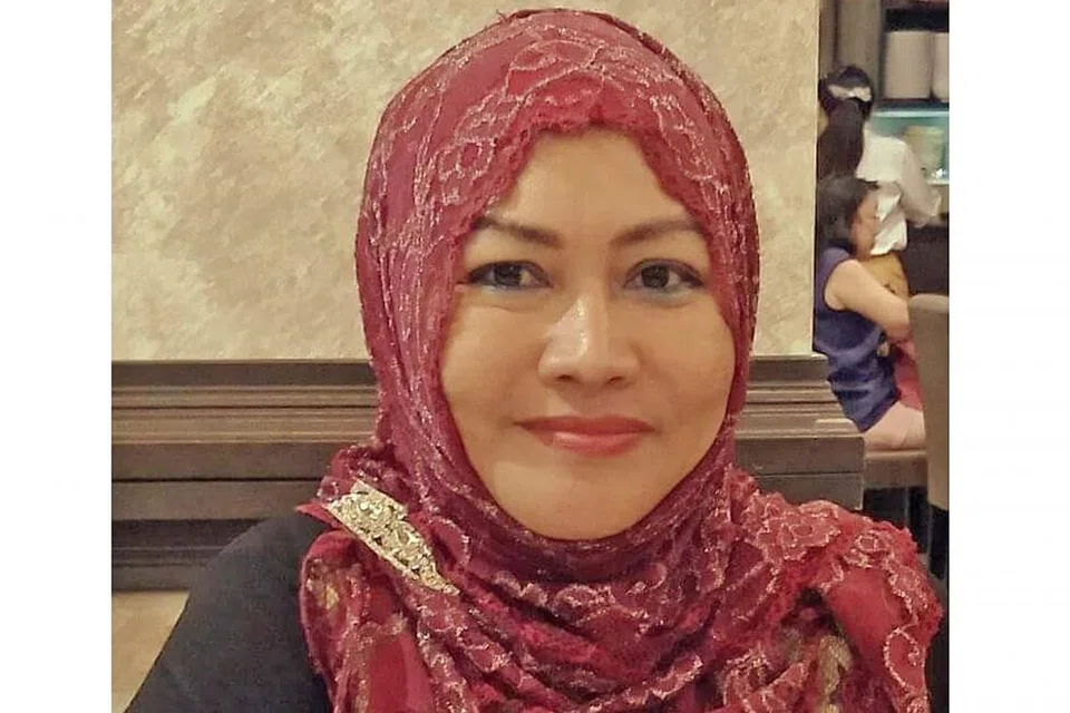 CIK SOHANA SAMAT: Sedia khidmat buat rojak di majlis perkahwinan dan pernah bekerja di gerai rojak mamak milik orang India Muslim. - Foto fail