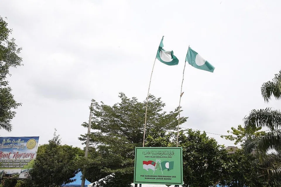 BELUM RANCAK: Bendera pembangkang belum banyak kelihatan. Bendera Parti Islam SeMalaysia (PAS) ini berkibar di simpang jalan di Bandar Baru Uda, Johor Baru.
