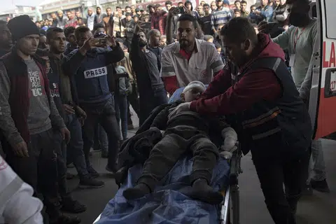 SEDANG DISELAMATKAN: Seorang pegawai medik Hospital Nasser, di Khan Younis, cuba menyelamatkan seorang kanak-kanak yang cedera akibat pengeboman Israel pada 27 Disember. Banyak hospital di Gaza yang kini lumpuh akibat kekurangan ubat-ubatan dan terlalu ramai pesakit perlu dirawat.